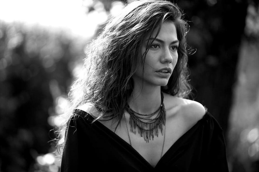 25P Turkish Celebrity Demet Ozdemir