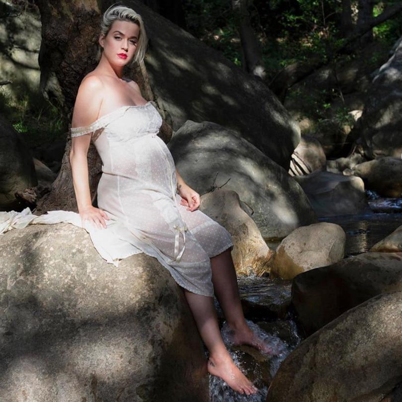 18P Pregnant Katy Perry