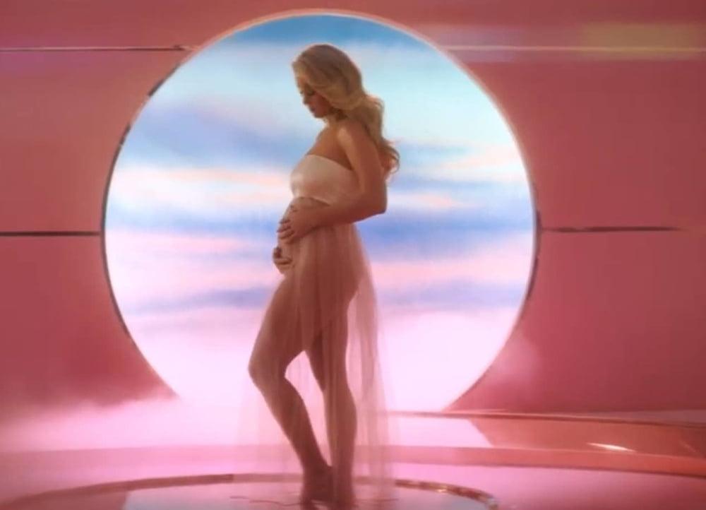 18P Pregnant Katy Perry