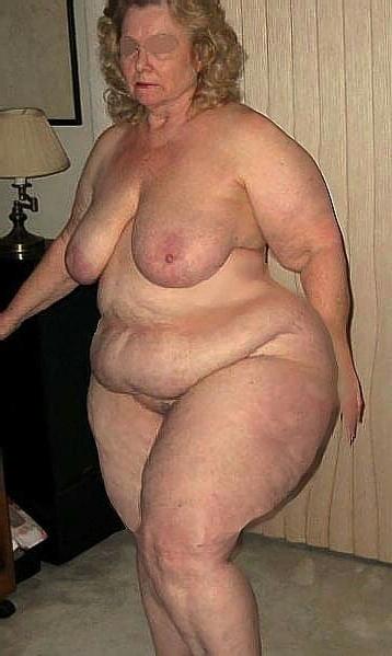 25P La abuela necesita 2 pijas en su culo gordo