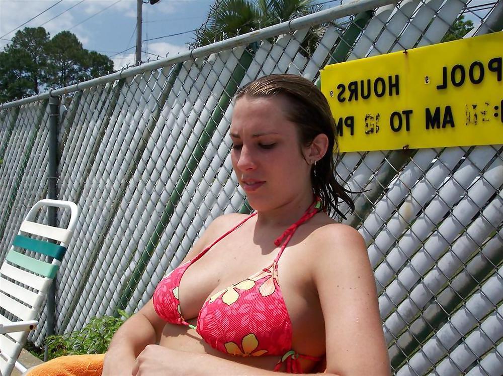 9P HORNY BUSTY GIRL ON POOL