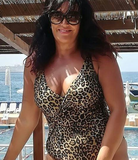 20P Mature ladies at the beach 13