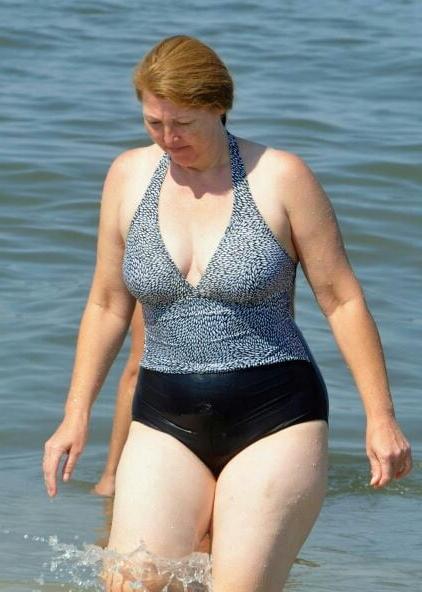20P Mature ladies at the beach 13