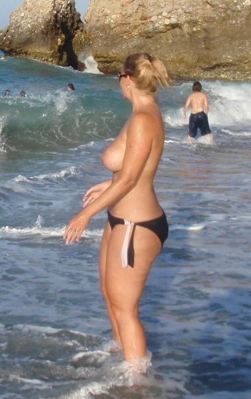 20P Mature ladies at the beach 13