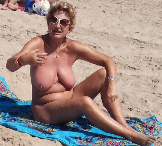 20P Mature ladies at the beach 13