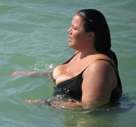 20P Mature ladies at the beach 13