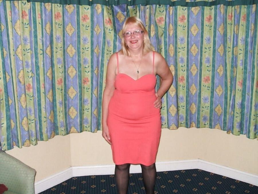 11P Mature Susan displays herself for you.