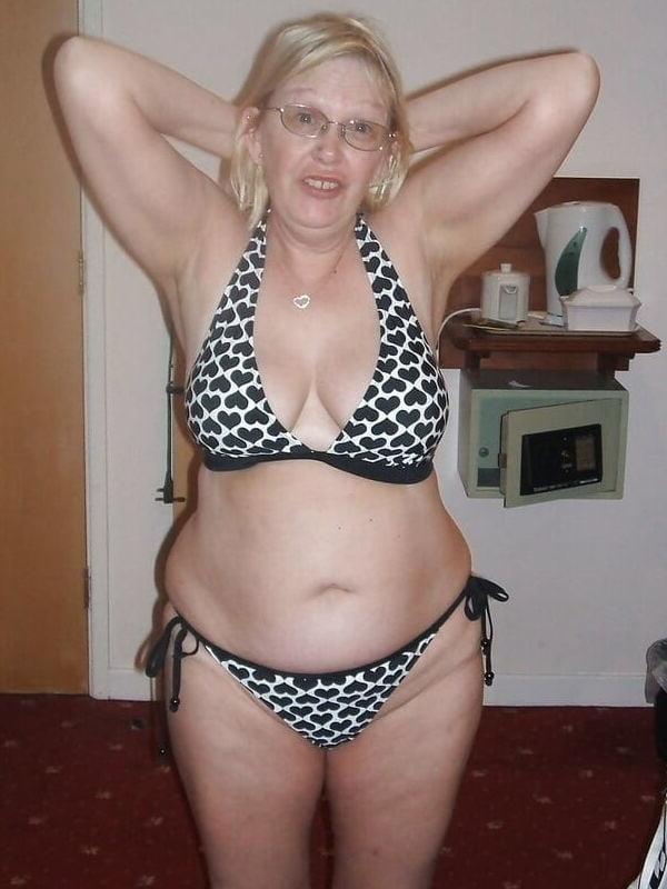 11P Mature Susan displays herself for you.