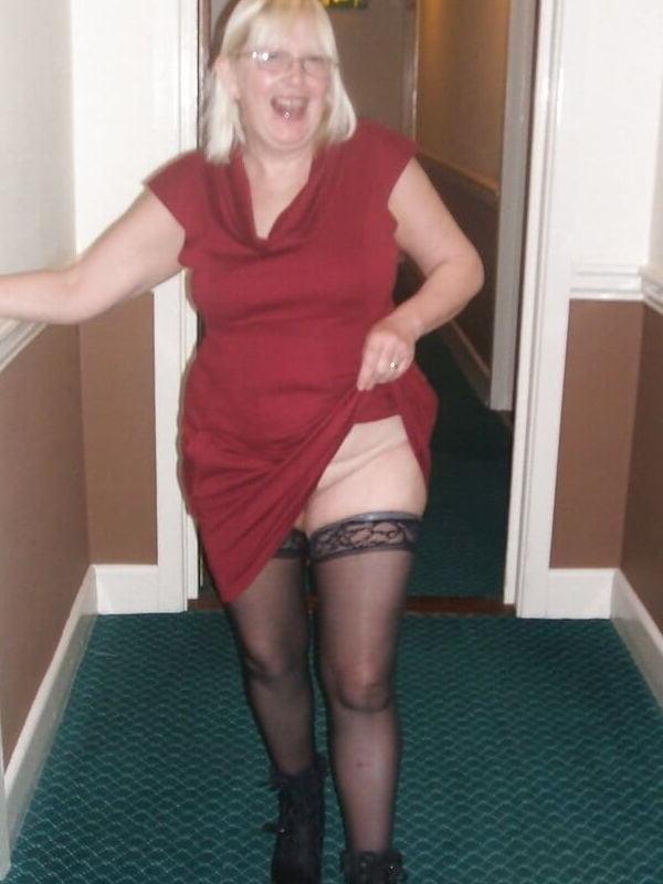 11P Mature Susan displays herself for you.