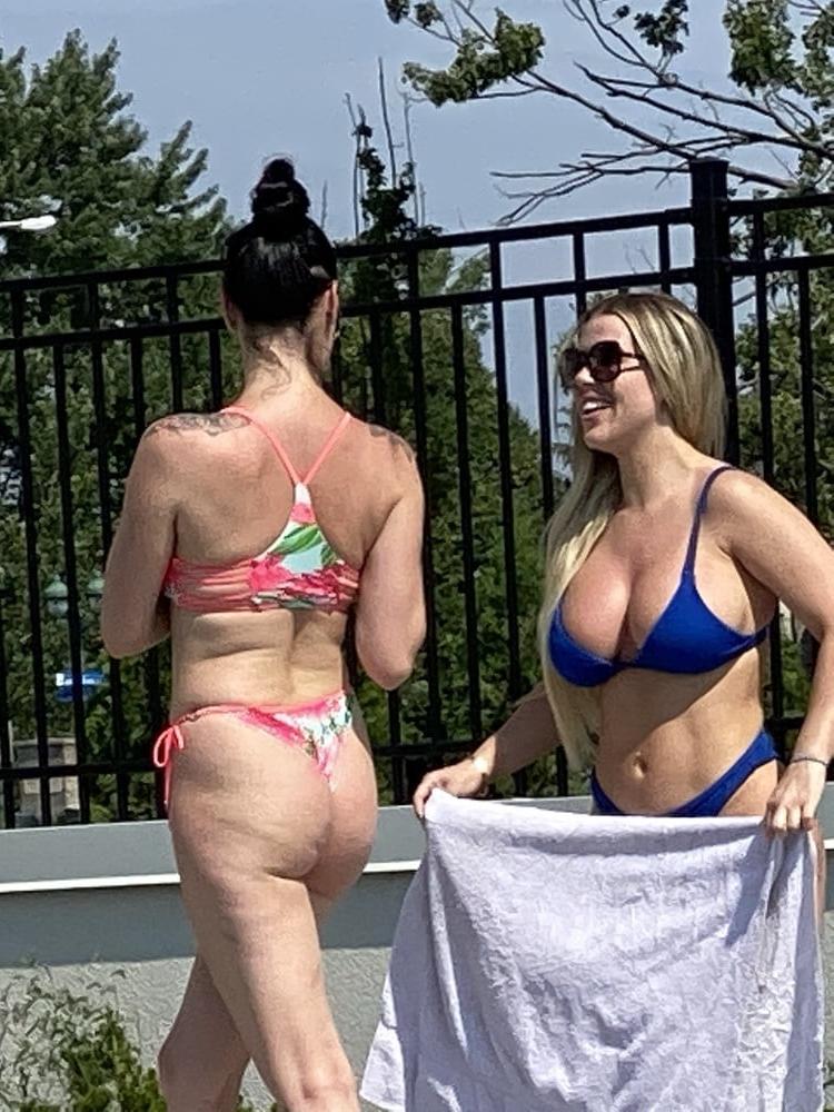 7P Two friends by the pool