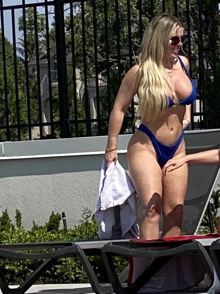 7P Two friends by the pool