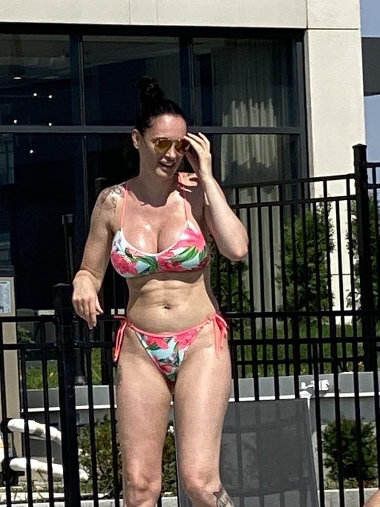 7P Two friends by the pool