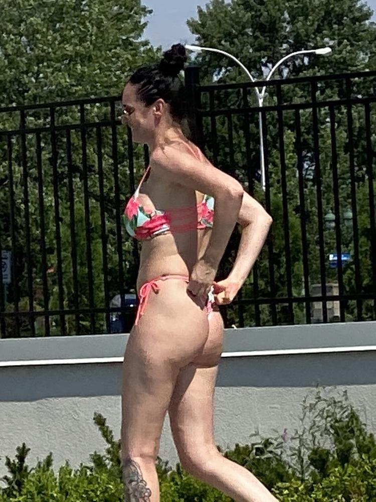 7P Two friends by the pool