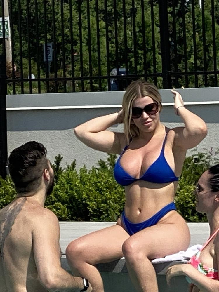7P Two friends by the pool