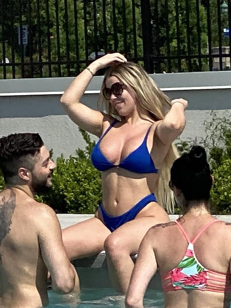 7P Two friends by the pool
