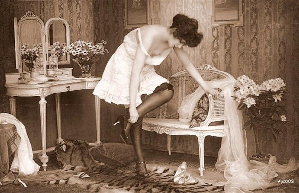 14P Vintage nudes - one tit out 2