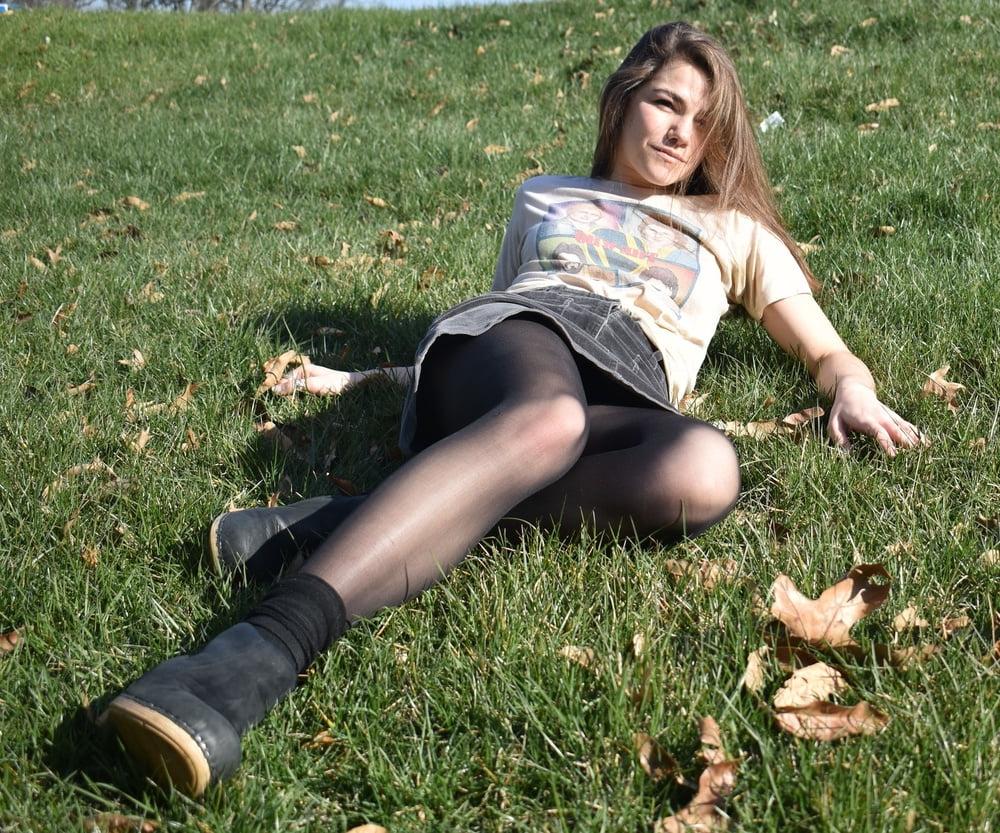 19P Pantyhosed GF Posing for BF