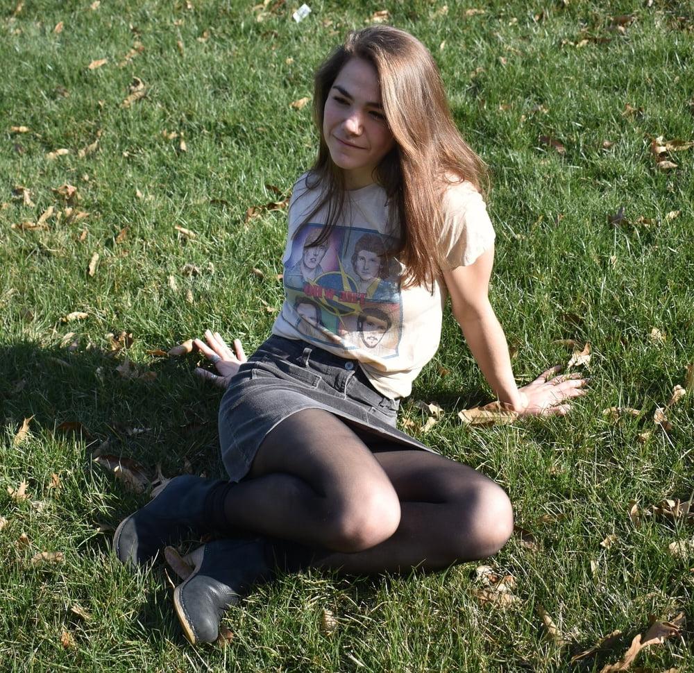 19P Pantyhosed GF Posing for BF