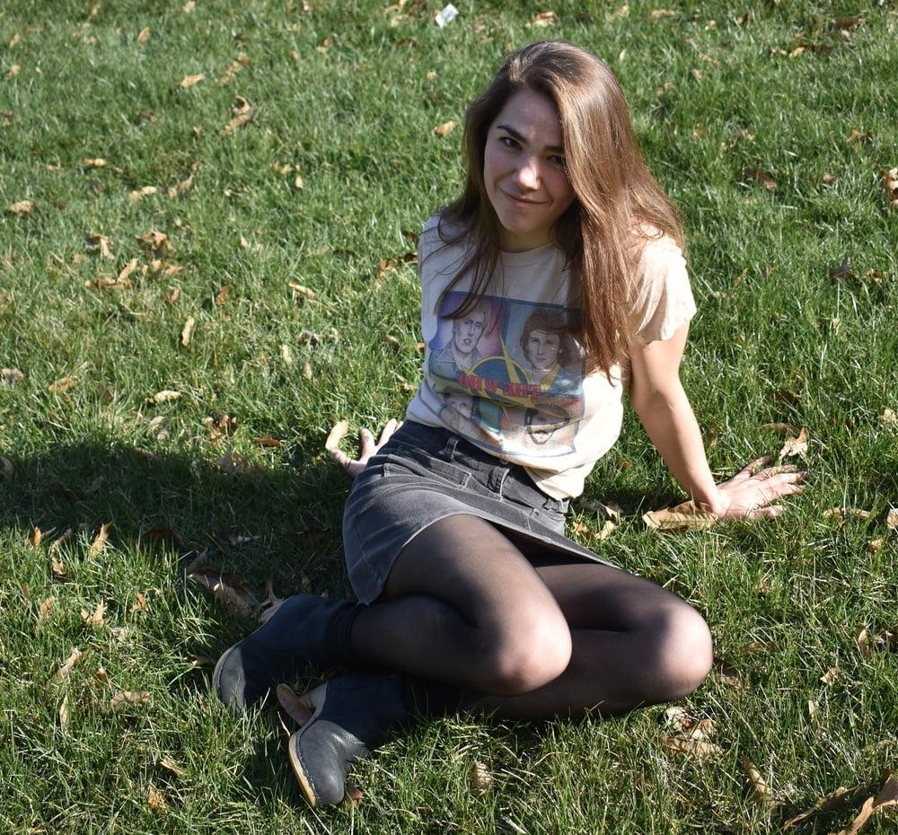 19P Pantyhosed GF Posing for BF