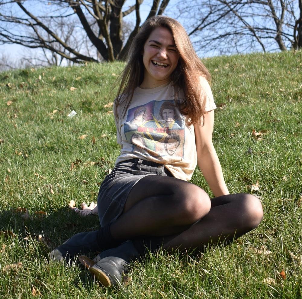 19P Pantyhosed GF Posing for BF