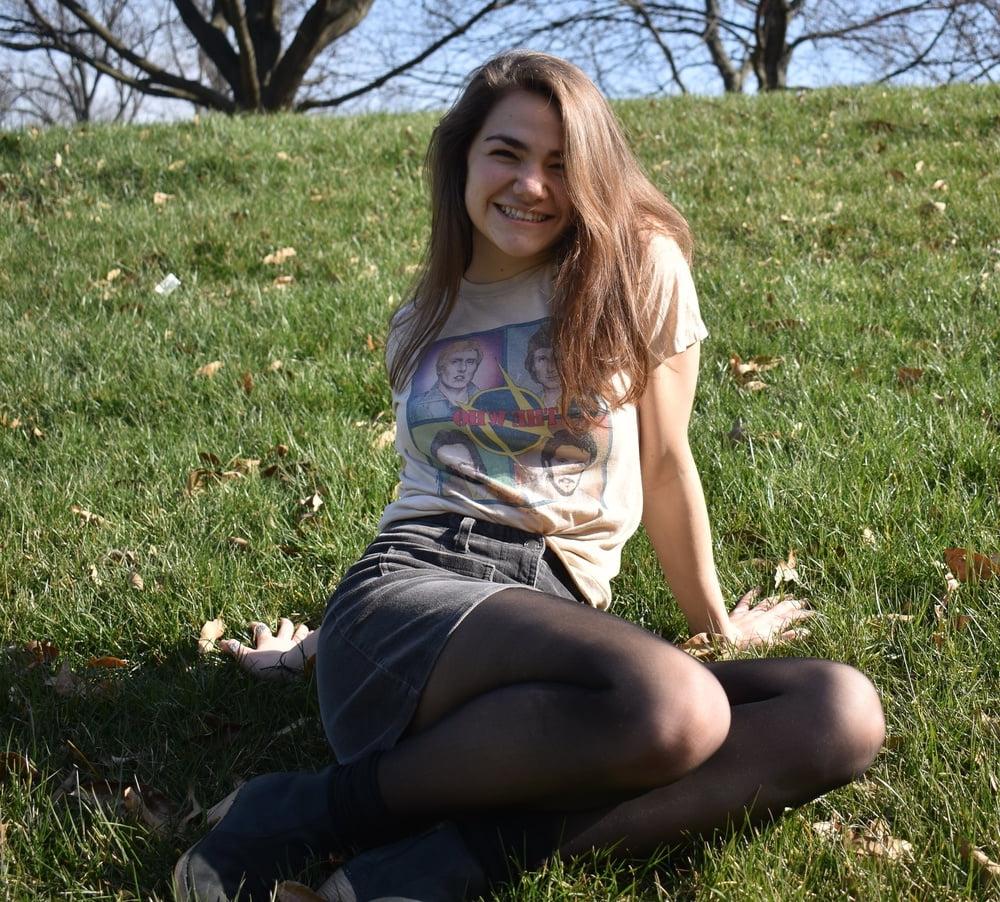 19P Pantyhosed GF Posing for BF
