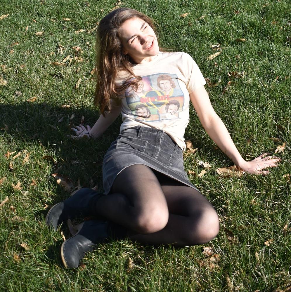 19P Pantyhosed GF Posing for BF