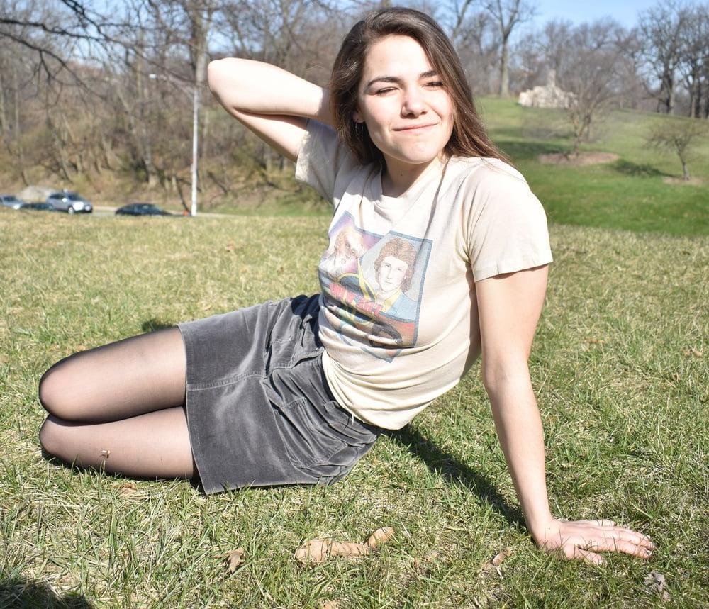 19P Pantyhosed GF Posing for BF