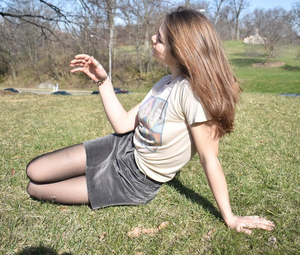 19P Pantyhosed GF Posing for BF