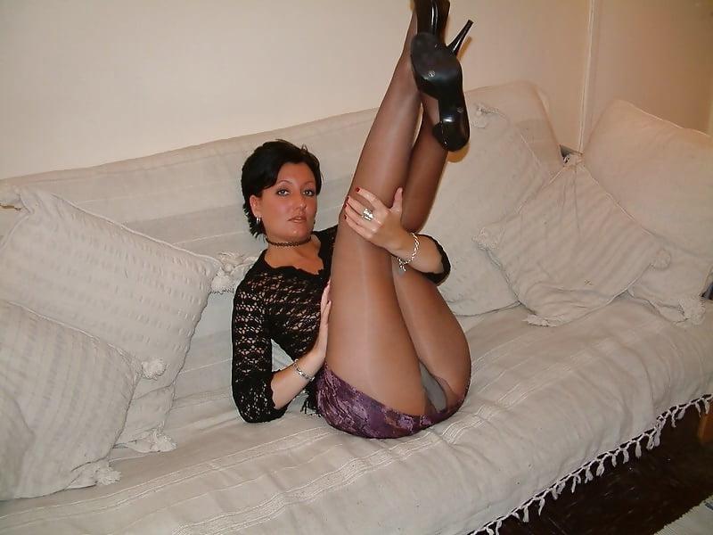 25P SHORT AIR BRUNETTE POSING AND PLAYING