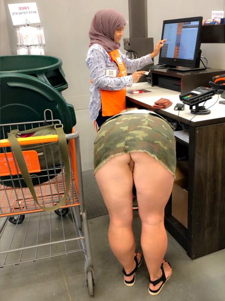 25P Exhibitionist Blond Milf
