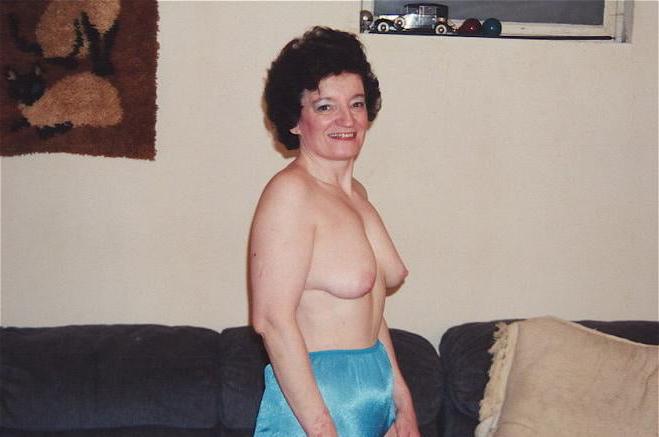 20P Mature in blue panties
