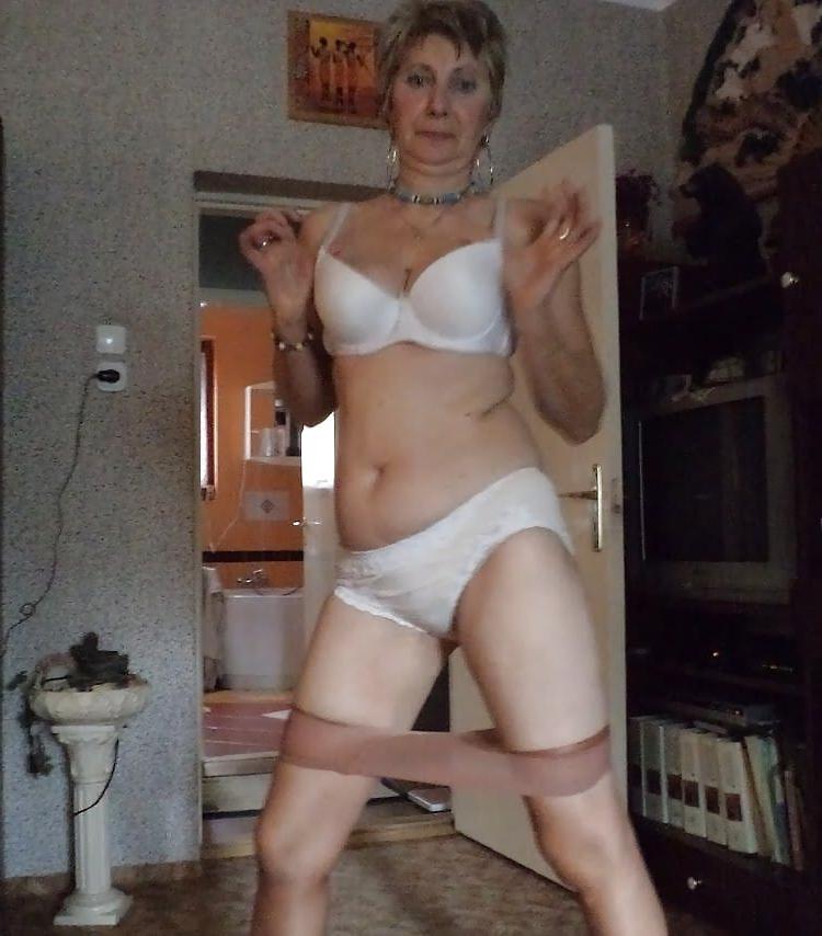 25P Attractive GILF Loves To Wear Pantyhose