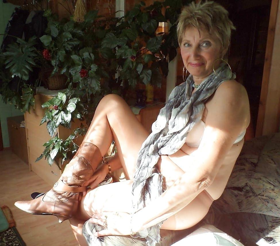 25P Attractive GILF Loves To Wear Pantyhose