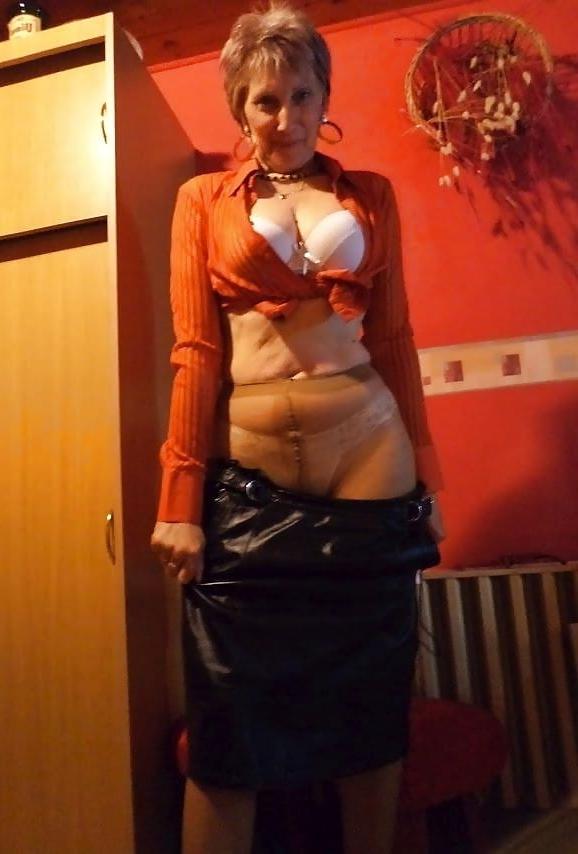 25P Attractive GILF Loves To Wear Pantyhose