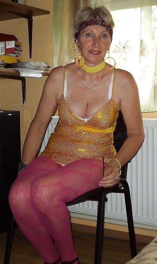25P Attractive GILF Loves To Wear Pantyhose