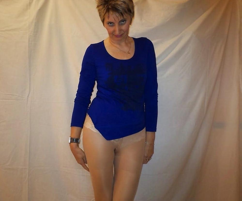 25P Attractive GILF Loves To Wear Pantyhose