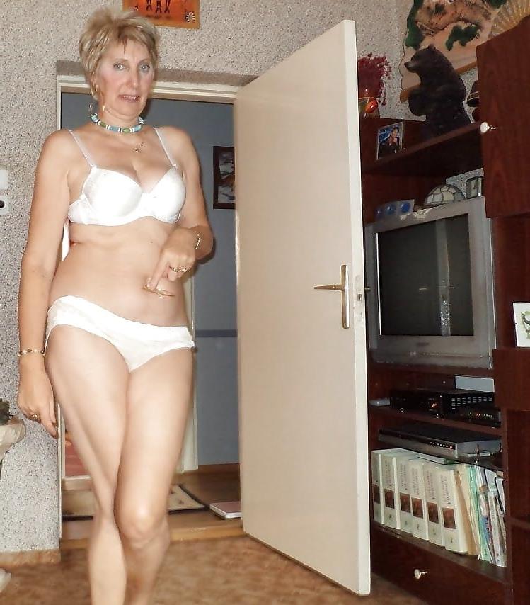 25P Attractive GILF Loves To Wear Pantyhose