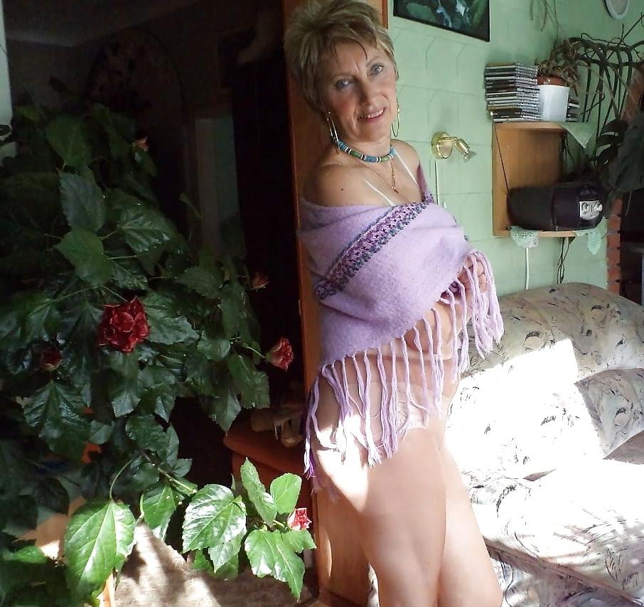 25P Attractive GILF Loves To Wear Pantyhose