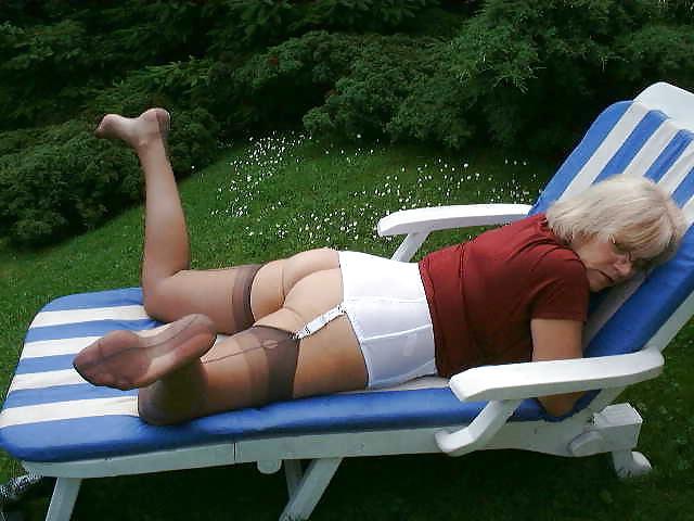 25P Sexy mature in fully fashioned nylons stockings