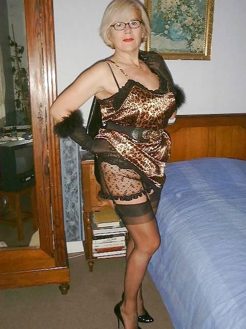 25P Sexy mature in fully fashioned nylons stockings