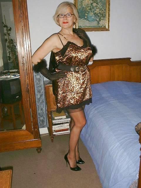 25P Sexy mature in fully fashioned nylons stockings