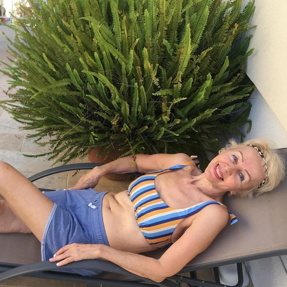 25P GILF BIKINI