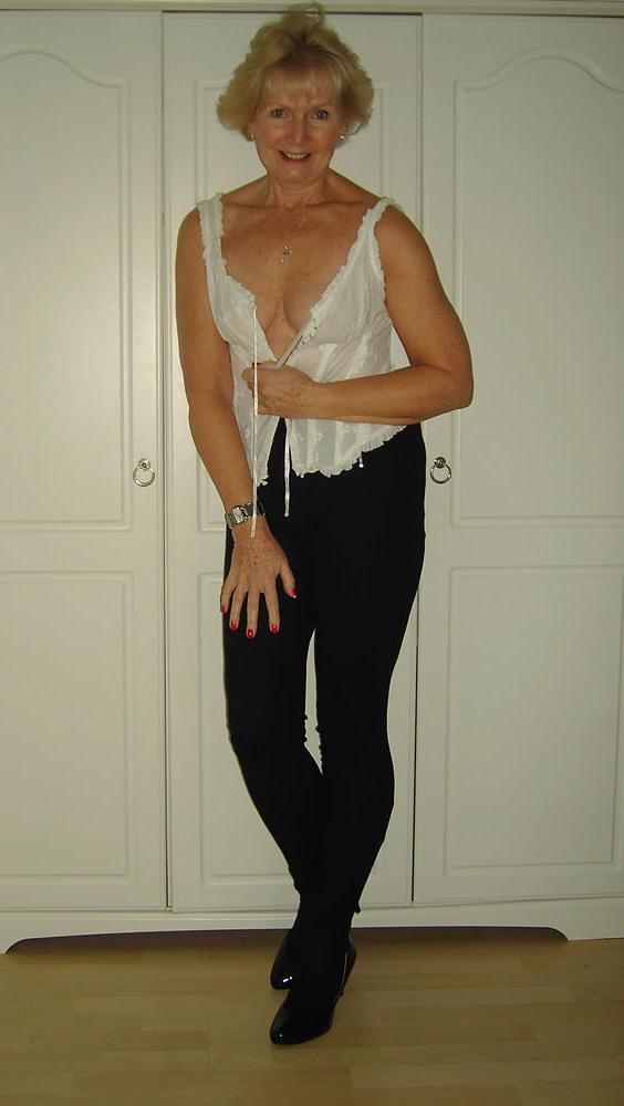 25P Amba, sexy UK GILF Slut