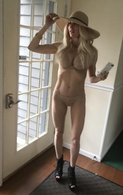 25P Fit as fuck blonde MILF with big fake tits