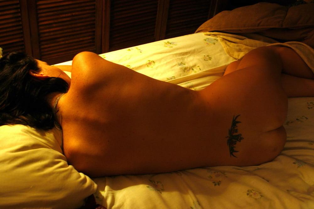 25P TIGHT BODY BRUNETTE POSING AND PLAYING