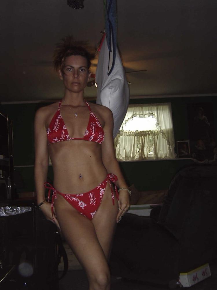 25P TIGHT BODY BRUNETTE POSING AND PLAYING