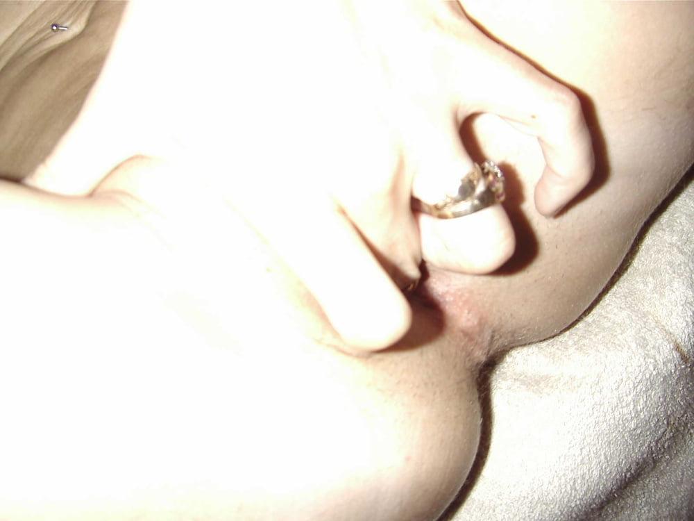 25P TIGHT BODY BRUNETTE POSING AND PLAYING