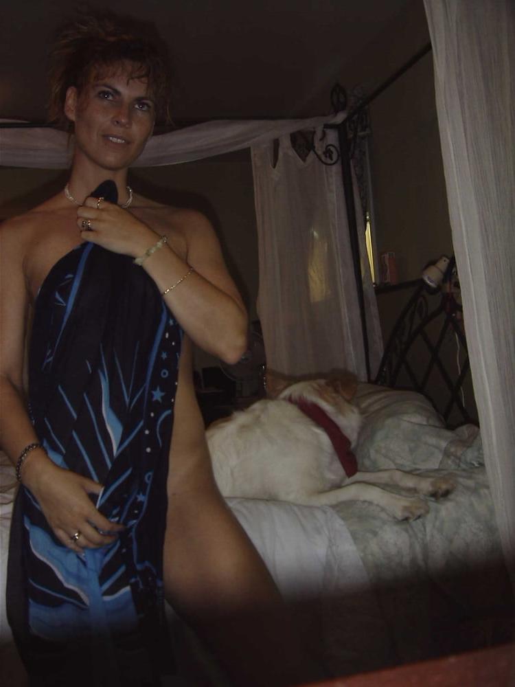 25P TIGHT BODY BRUNETTE POSING AND PLAYING