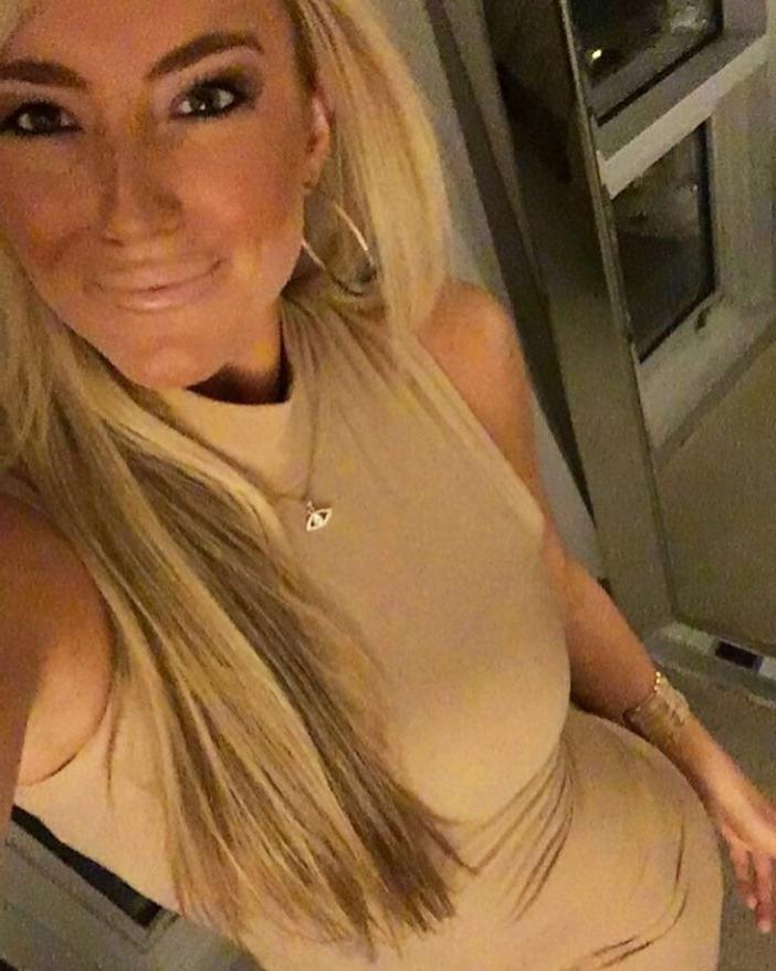25P NN BLONDE POSING