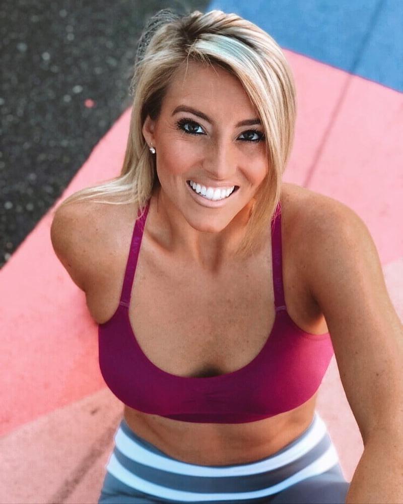 25P NN BLONDE POSING